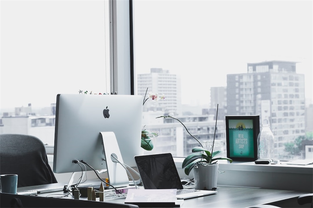 closeup photo of silver iMac.jpg